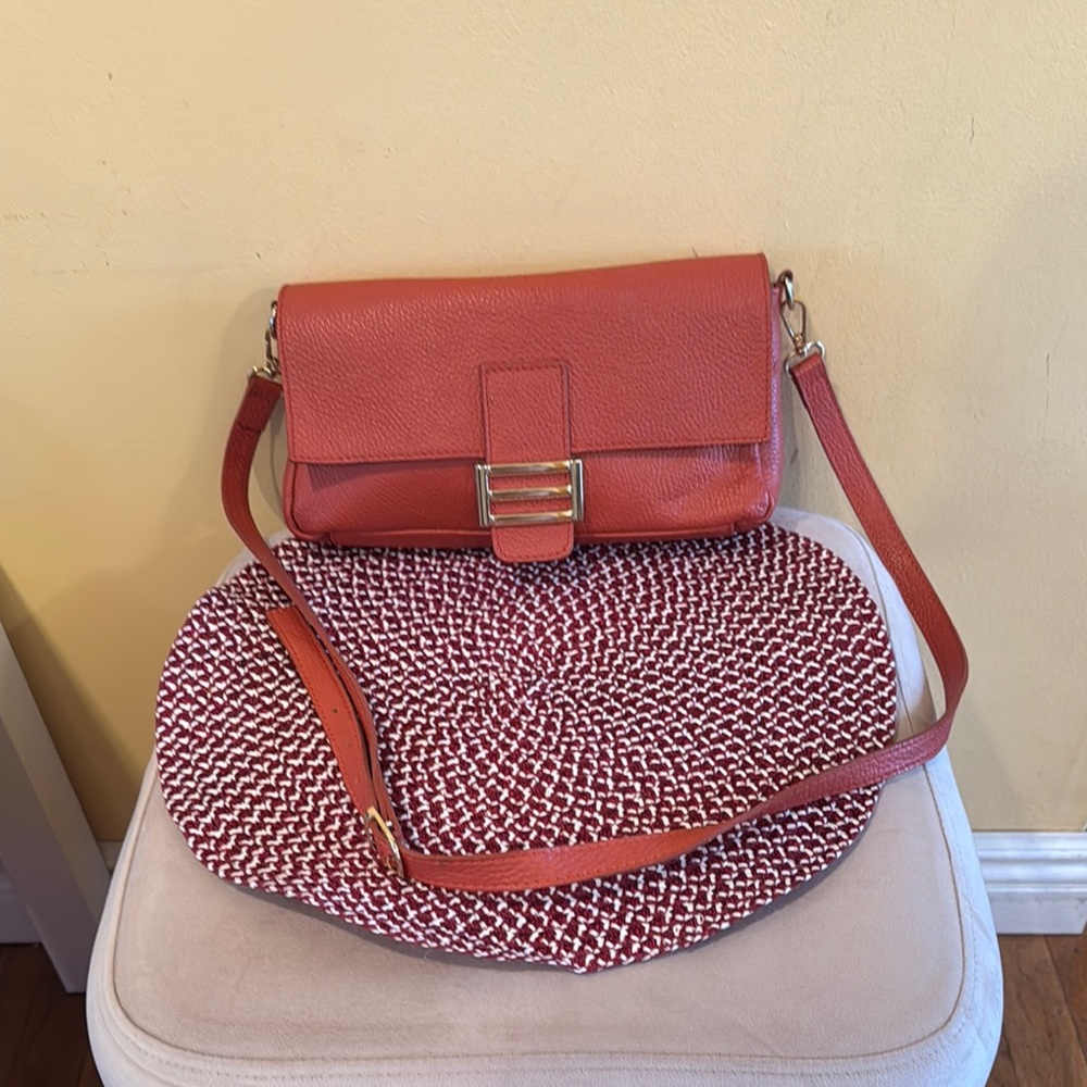 Divina Firenze 100% Italian pebble orange leather with gold tone hardware 🍀🍀🍀